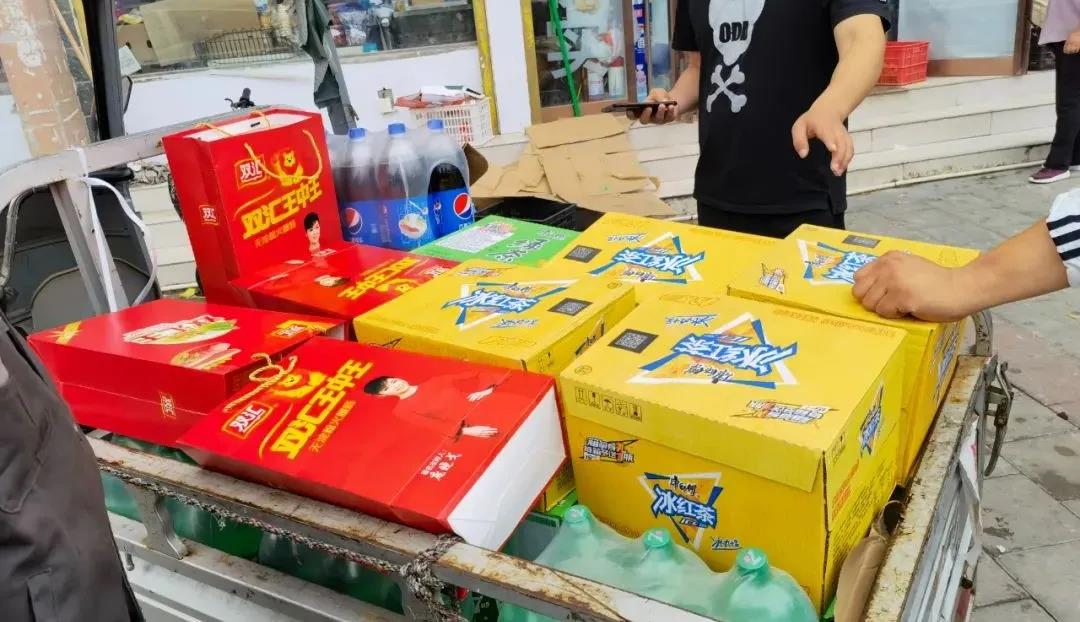 情系一線 夏送清涼 | 榮盛科技集團(tuán)深入項(xiàng)目一線開(kāi)展“送清涼”慰問(wèn)活動(dòng)